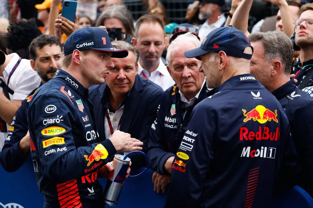 Adrian Newey, Director de Tecnolog&iacute;a, Red Bull Racing, Max Verstappen, Red Bull Racing, 1&ordf; posici&oacute;n, Helmut Marko, Consultor, Red Bull Racing, charla en Parc Ferme.
