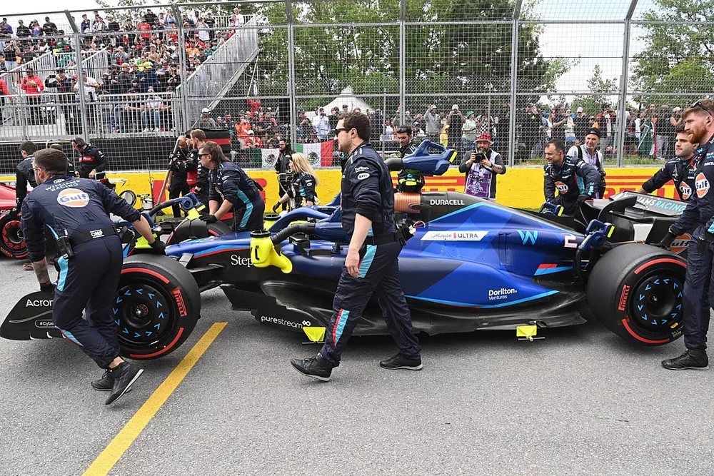Logan Sargeant, Williams FW45, llega a la parrilla