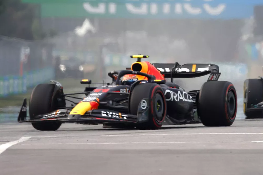 Sergio Perez, Red Bull Racing RB19, George Russell, Mercedes F1 W14