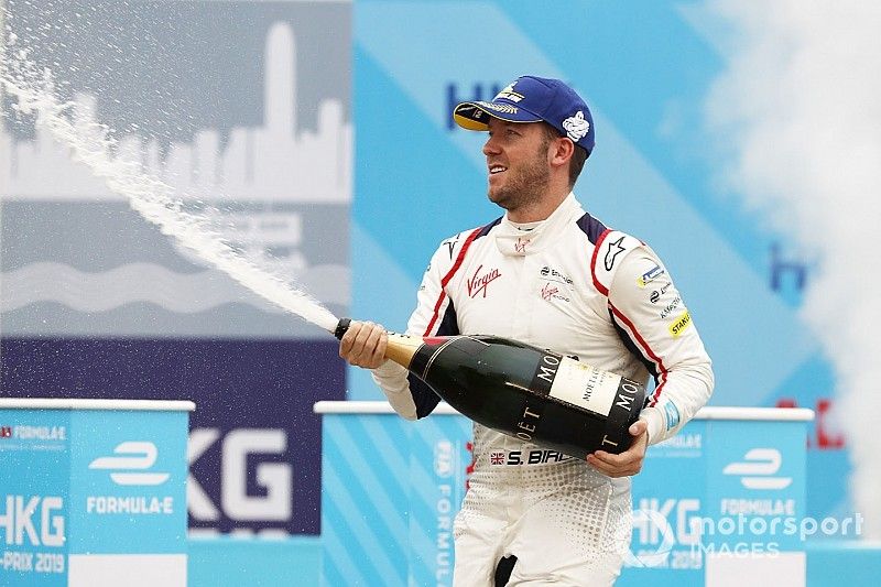 Race winner Sam Bird, Envision Virgin Racing celebrates with a champagne shower on the podium