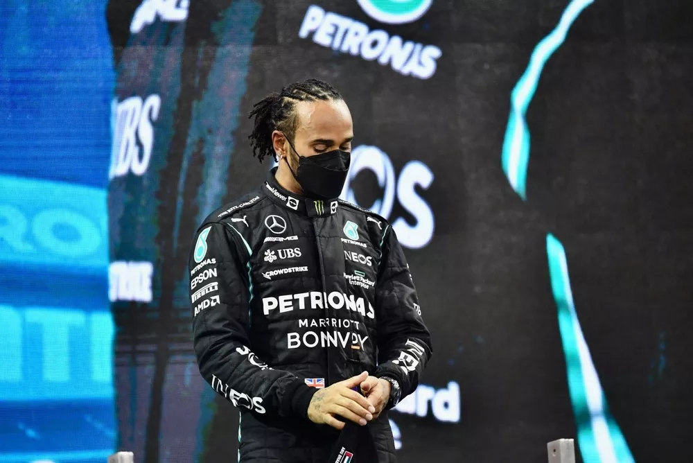 Le deuxi&egrave;me Lewis Hamilton, Mercedes, sur le podium