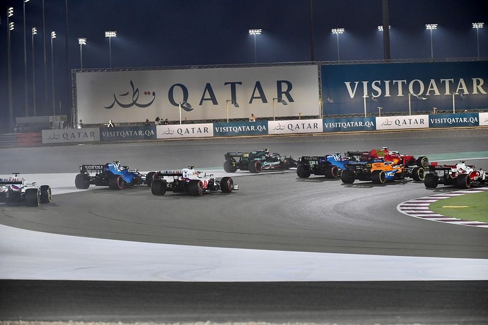 Nicholas Latifi, Williams FW43B, Mick Schumacher, Haas VF-21, y Nikita Mazepin, Haas VF-21, en la salida