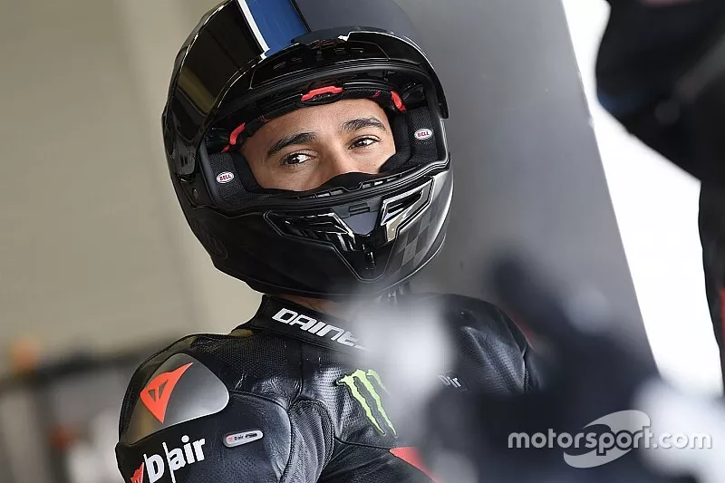Lewis Hamilton probando la Yamaha Superbike 