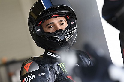 Hamilton quiere hacer más pruebas en motos este año