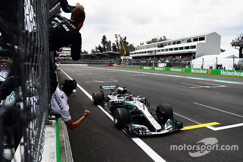 Campe&oacute;n del mundo 2018 Lewis Hamilton, Mercedes AMG F1 cruza la meta