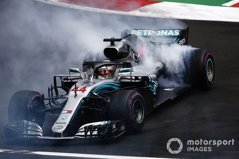Lewis Hamilton, Mercedes AMG F1 W09 EQ Power+, fait un donut pour c&eacute;l&eacute;brer son titre