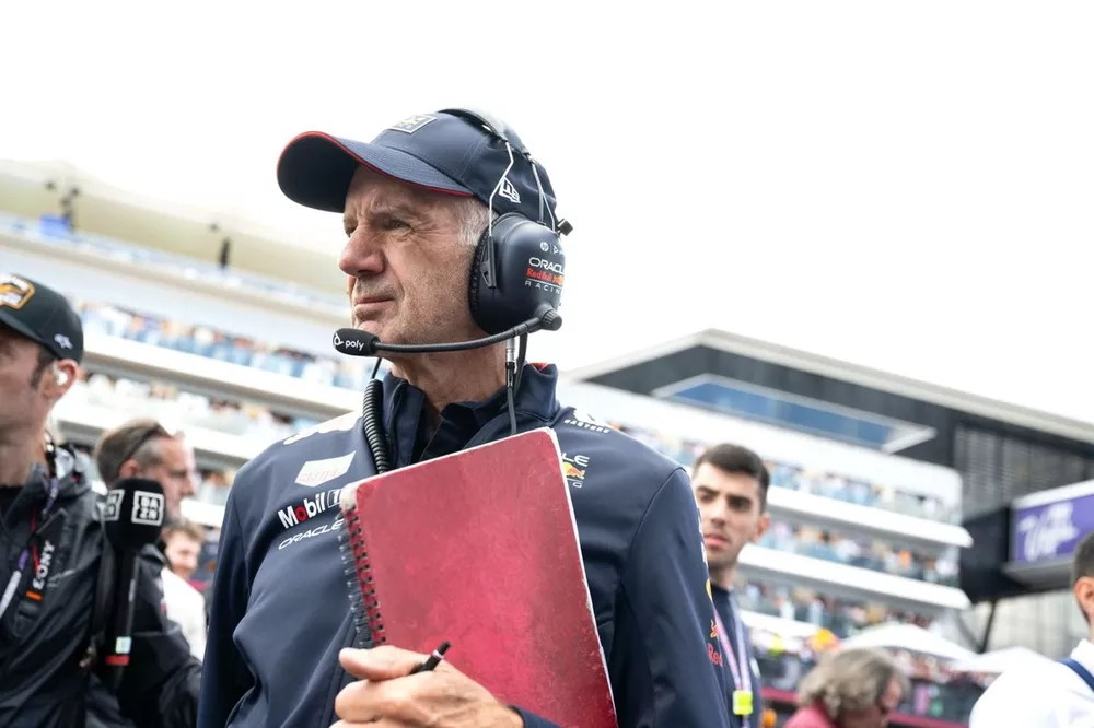 Adrian Newey, directeur technique en chef, Red Bull Racing, sur la grille
