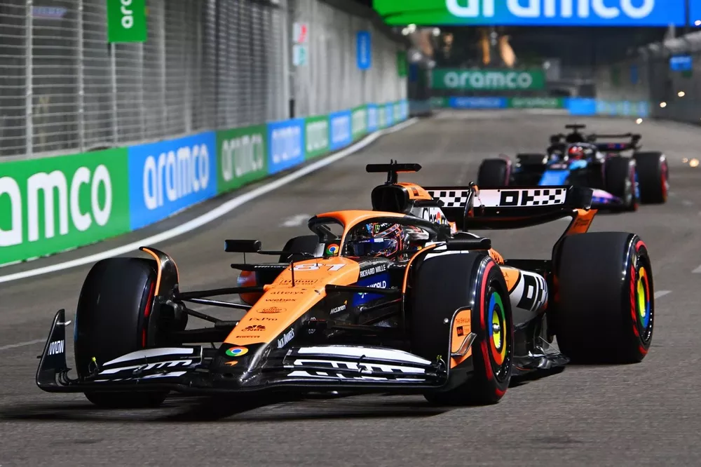 Oscar Piastri, McLaren MCL38, Esteban Ocon, Alpine A524