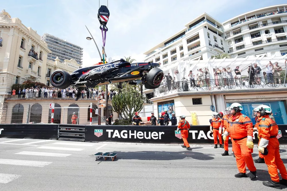 Comisarios de pista retirando el coche de Sergio Perez, Red Bull Racing RB20