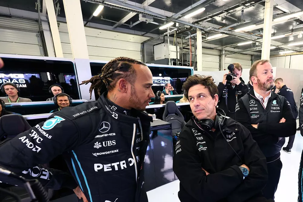 Lewis Hamilton, Mercedes-AMG, George Russell, Mercedes-AMG, con Toto Wolff, director del equipo y consejero delegado de Mercedes AMG