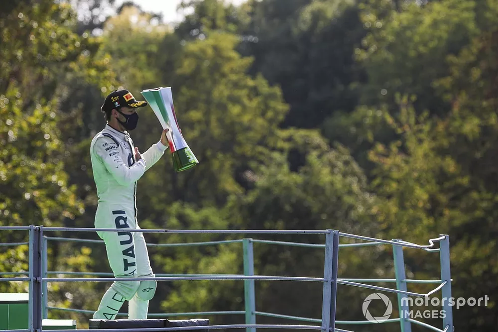 Racewinnaar Pierre Gasly, AlphaTauri op het podium