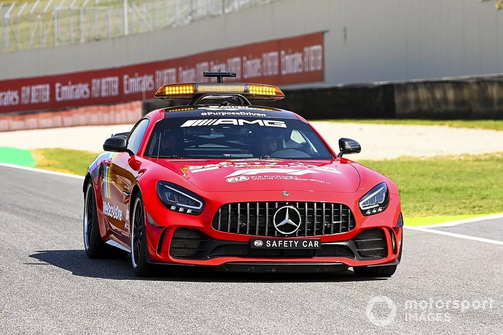 El Safety Car con decoraci&oacute;n roja por las 1000 carreras de Ferrari


