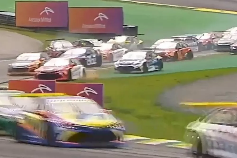 Acidente ap&oacute;s a largada da corrida 2 da Stock Car em Interlagos, na Grande Final de 2022