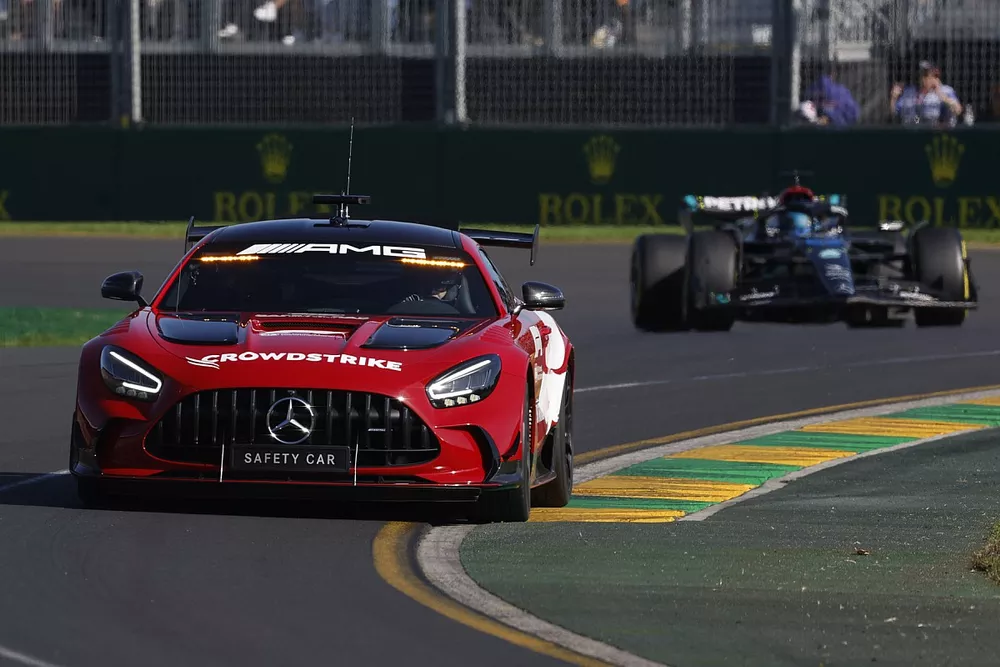 Le Safety Car devant George Russell, Mercedes F1 W14