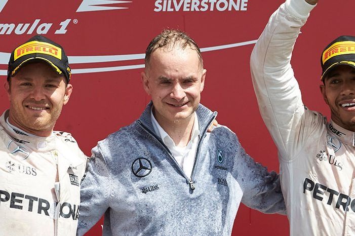 Podium: racewinnaar Lewis Hamilton, Mercedes AMG, tweede plaats Nico Rosberg, Mercedes AMG, derde plaats Max Verstappen, Red Bull Racing en John Owen, hoofdontwerper, Mercedes AMG