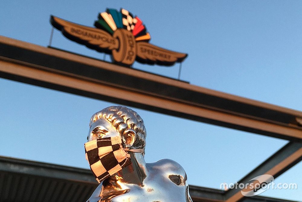 Trofeo Borg-Warner con un cubrebocas