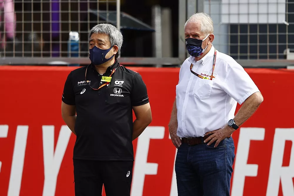 Yusuke Hasegawa, Senior Managing Officer, Honda, and Helmut Marko, Consultant, Red Bull Racing, on the grid