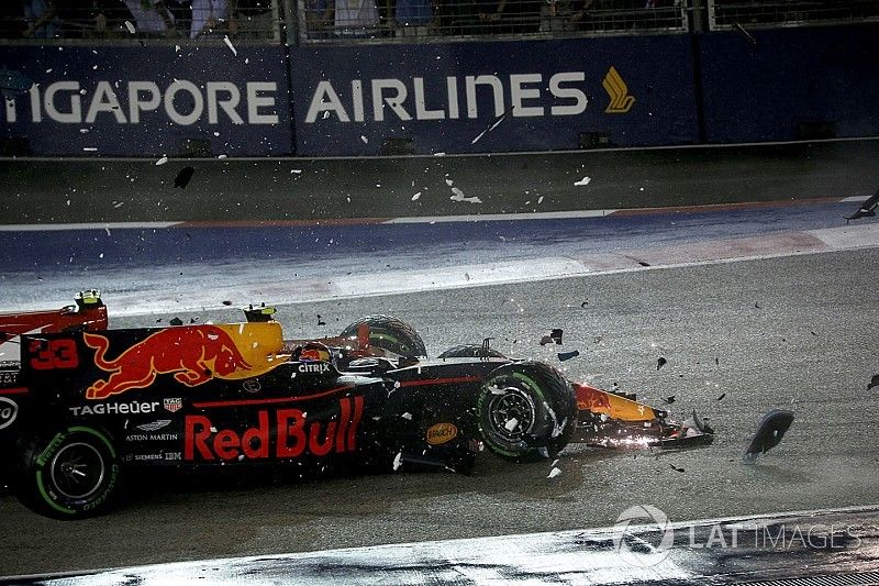 Los coches de Kimi Raikkonen, Ferrari SF70H y Max Verstappen, Red Bull Racing RB13 chocados despu&eacute;s del accidente