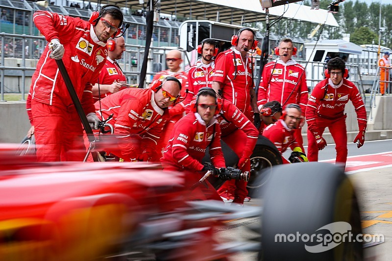 Leclerc megkapta Vettel csapatát, míg Räikkönen emberei Vettelhez kerültek a Ferrarinál