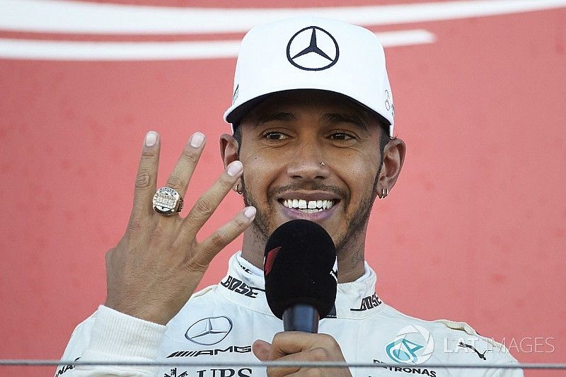 Race winner Lewis Hamilton, Mercedes AMG F1, wears the Indy 500 winners ring of interviewee Takuma S