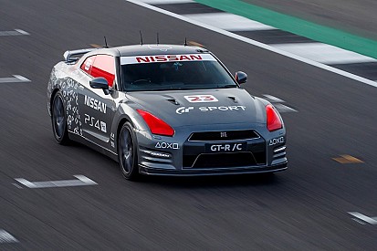 Oyun konsolu ile kumanda edilen ilk otomobil NISSAN GT-R, 211km/s hıza ulaştı