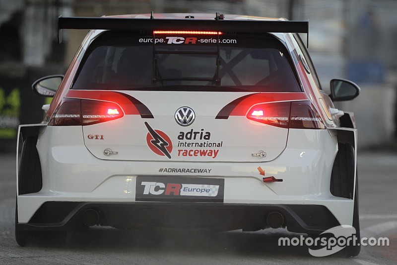Ecco i piloti in azione ad Abu Dhabi: ci sono i fratelli Altoè e Vescovi con Pit Lane
