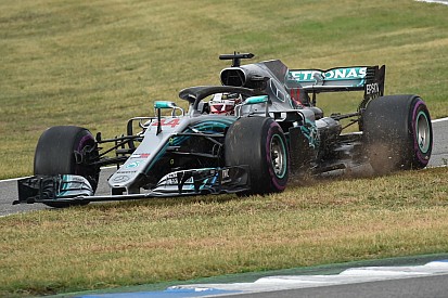 Los comisarios llaman a Hamilton por su casi ingreso a pits