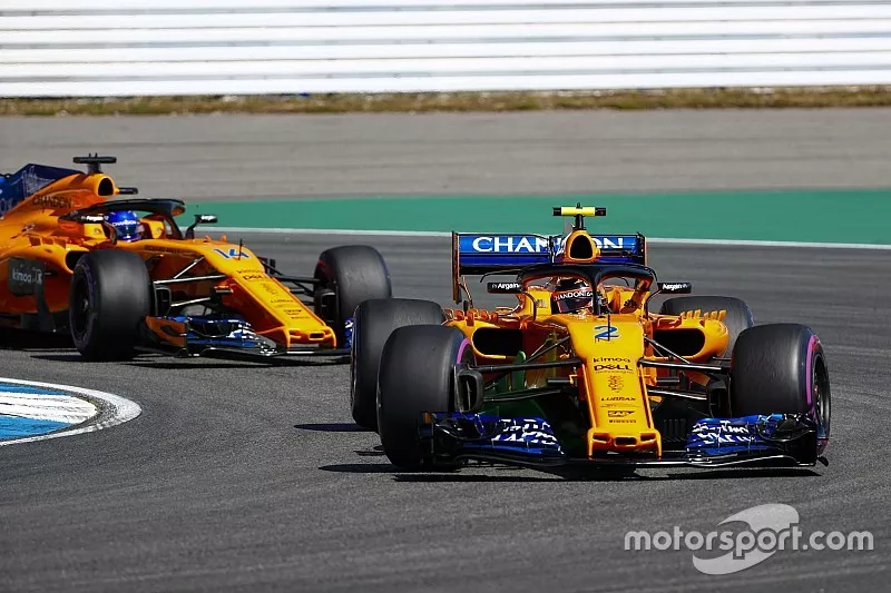 Stoffel Vandoorne, McLaren MCL33, y Fernando Alonso, McLaren MCL33