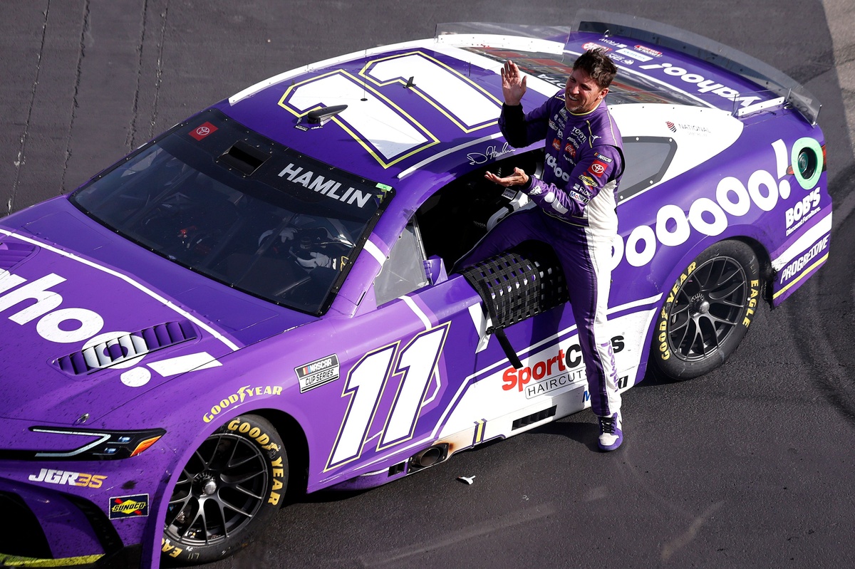 NASCAR Cup: Hamlin supera punição e vence corrida de Las Vegas