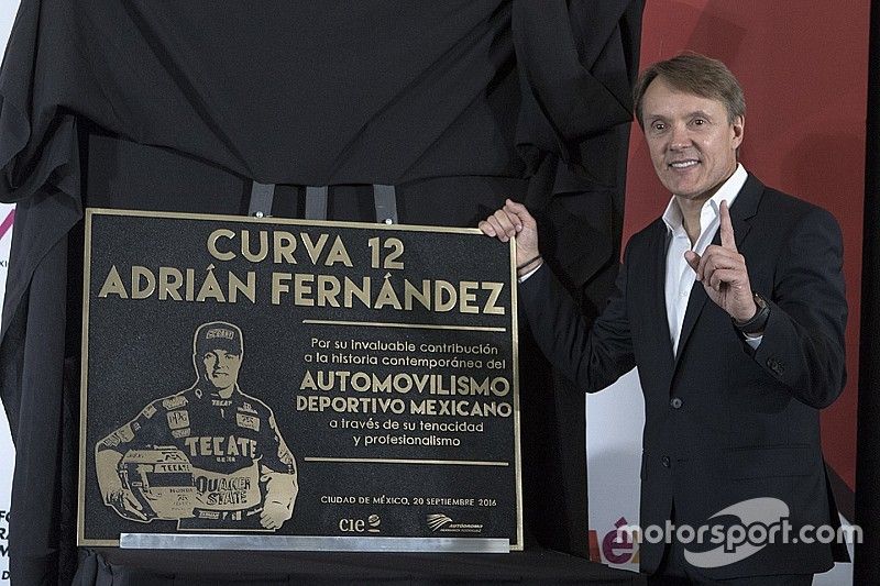 Adri&aacute;n Fern&aacute;ndez con su placa conmemorativa Curva 12 que llevara su nombre en el AUt&oacute;dromo Hermanos Rodr&iacute;giuez