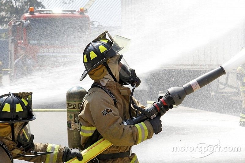 Bomberos practican en un ensayo previo al GP de M&eacute;xico