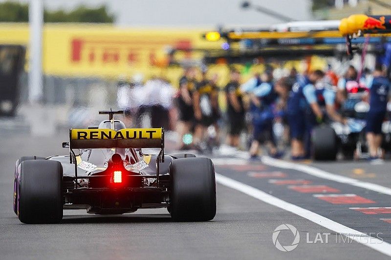 Nico Hulkenberg, Renault Sport F1 Team R.S. 18, in the pit lane