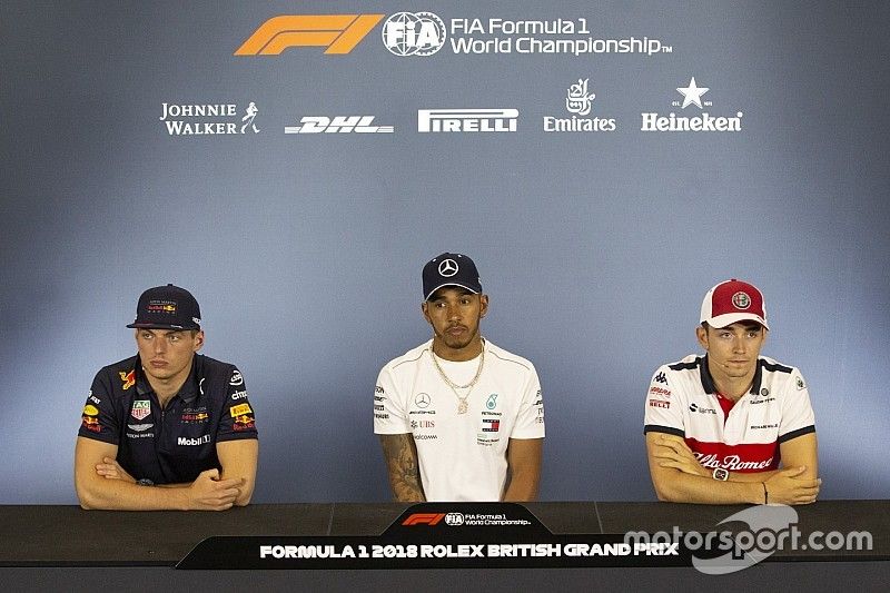 Max Verstappen, Red Bull Racing, Lewis Hamilton, Mercedes-AMG F1 e Charles Leclerc, Sauber, nella conferenza stampa