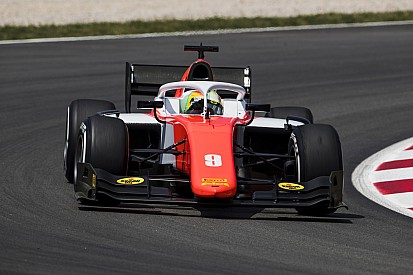 Elképesztő jelenet az F2-es versenyről: videó