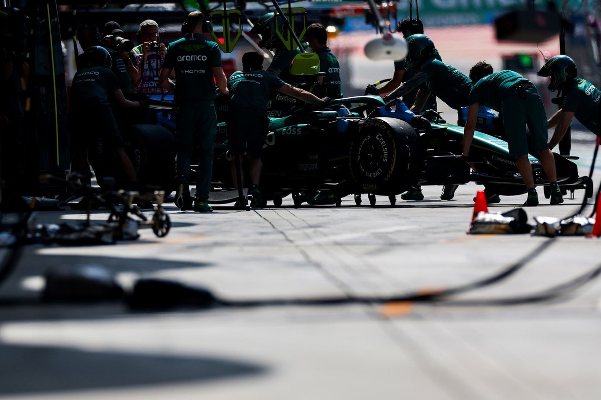 El problema de Aston Martin es general y no habrá una solución pronto, advierte de la Rosa