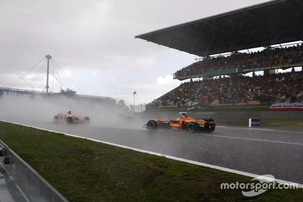 Adrian Sutil, Spyker F8-VII Ferrari, en t&ecirc;te &agrave; queue juste devant Markus Winkelhock, Spyker F8-VII Ferrari