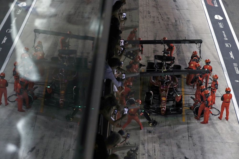 Carlos Sainz, Ferrari F1-75, en boxes