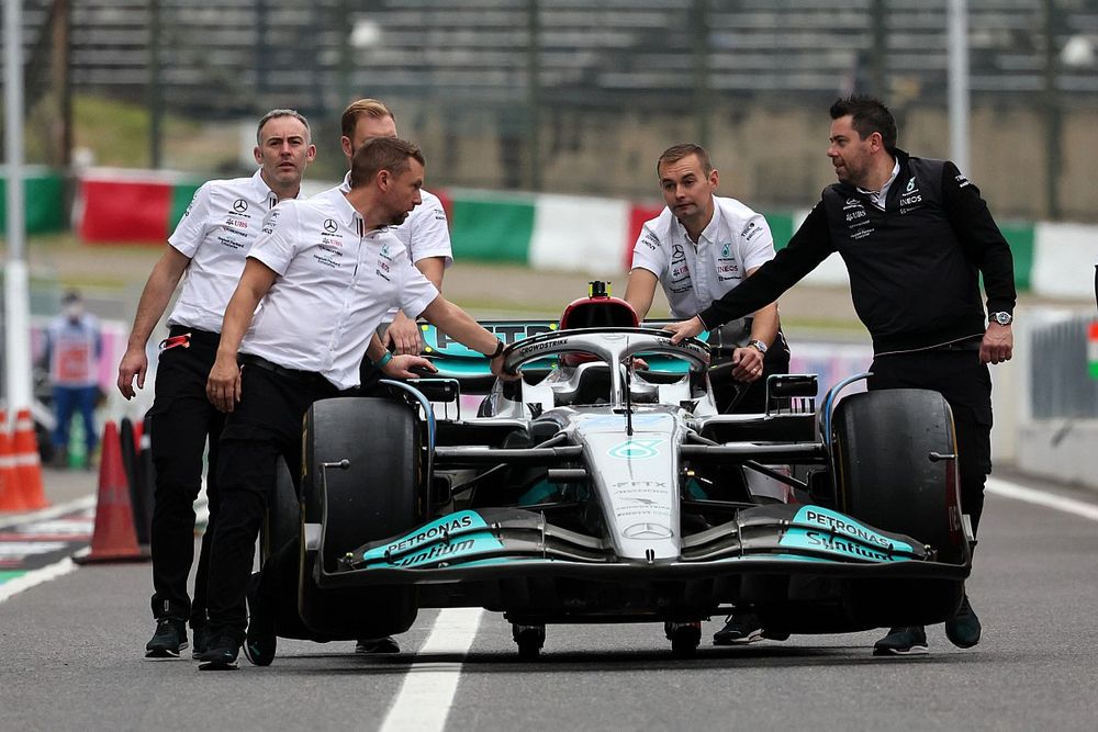 Miembros de Mercedes moviendo el coche de George Russell, Mercedes W13