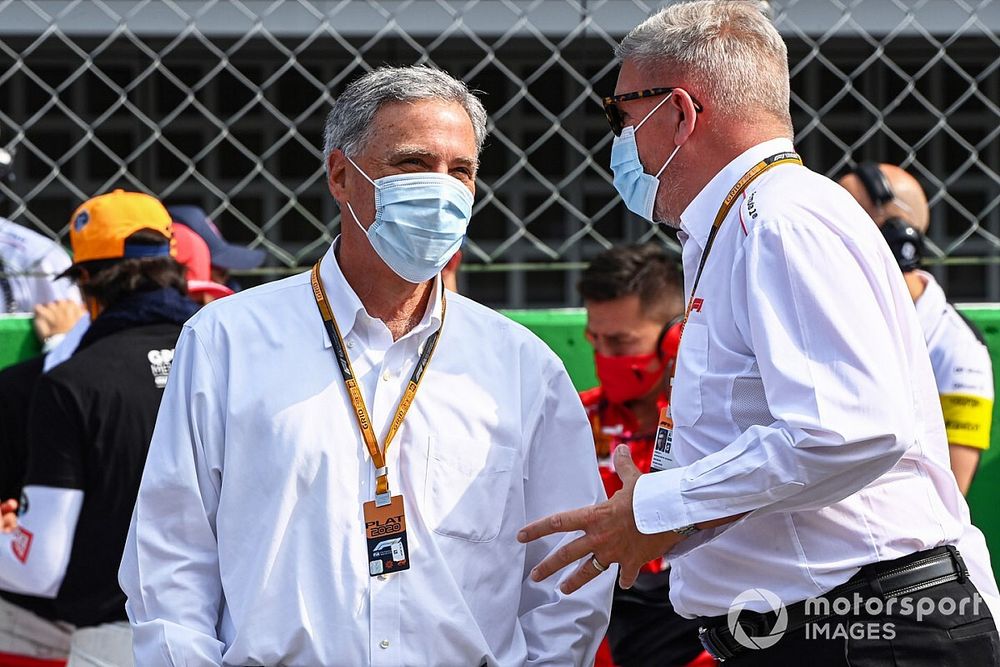 Chase Carey, Presidente de la Fórmula 1, en la parrilla
