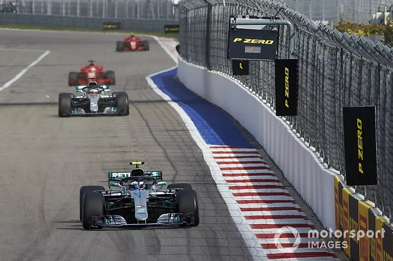 Valtteri Bottas, Mercedes AMG F1, lidera a Lewis Hamilton, Mercedes AMG F1 y Sebastian Vettel, Ferrari SF71H
