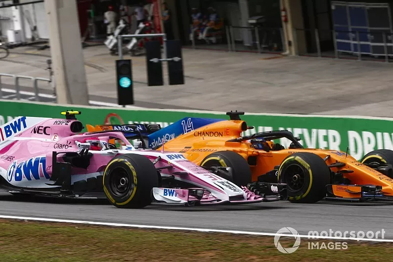 Fernando Alonso, McLaren MCL33, d&eacute;passe Esteban Ocon, Force India VJM11. 