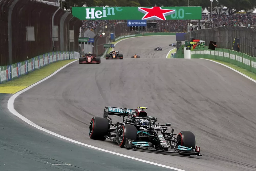 Valtteri Bottas, Mercedes W12, Carlos Sainz Jr., Ferrari SF21
