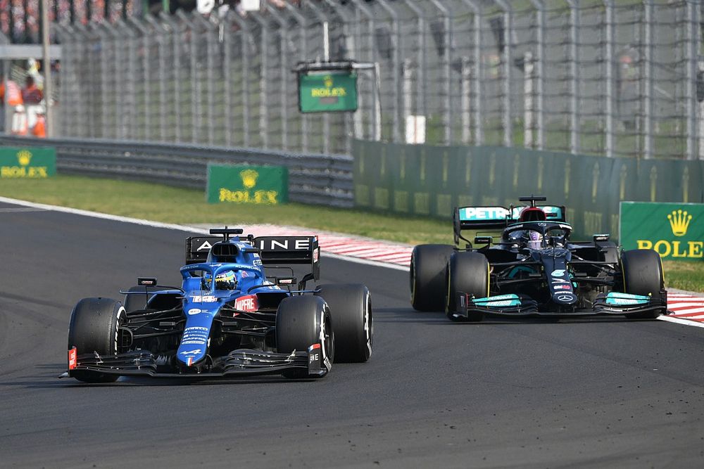 Fernando Alonso, Alpine A521, Lewis Hamilton, Mercedes W12