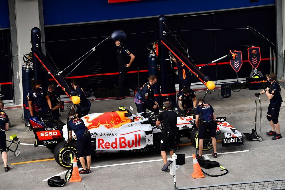 Sergio Pérez, Red Bull Racing RB16B, en el pit lane