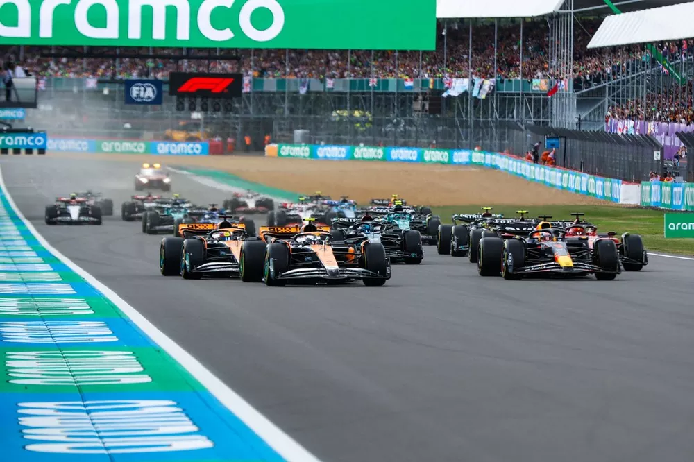 Max Verstappen, Red Bull Racing RB19, Lando Norris, McLaren MCL60, Oscar Piastri, McLaren MCL60, Charles Leclerc, Ferrari SF-23, Carlos Sainz, Ferrari SF-23, George Russell, Mercedes F1 W14, et le reste du peloton au d&eacute;part