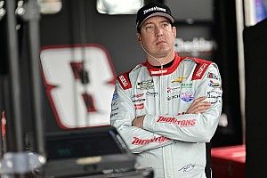 Kyle Busch supera Blaney por 0s008 por la pole en Gateway