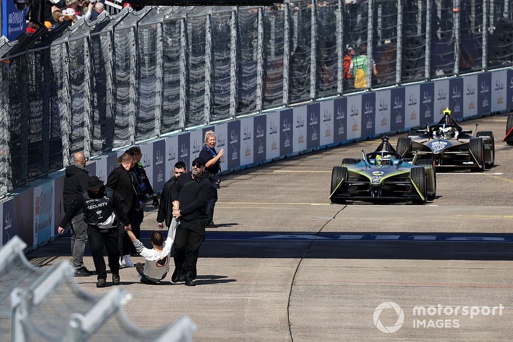 Manifestantes en el circuito de Berlín
