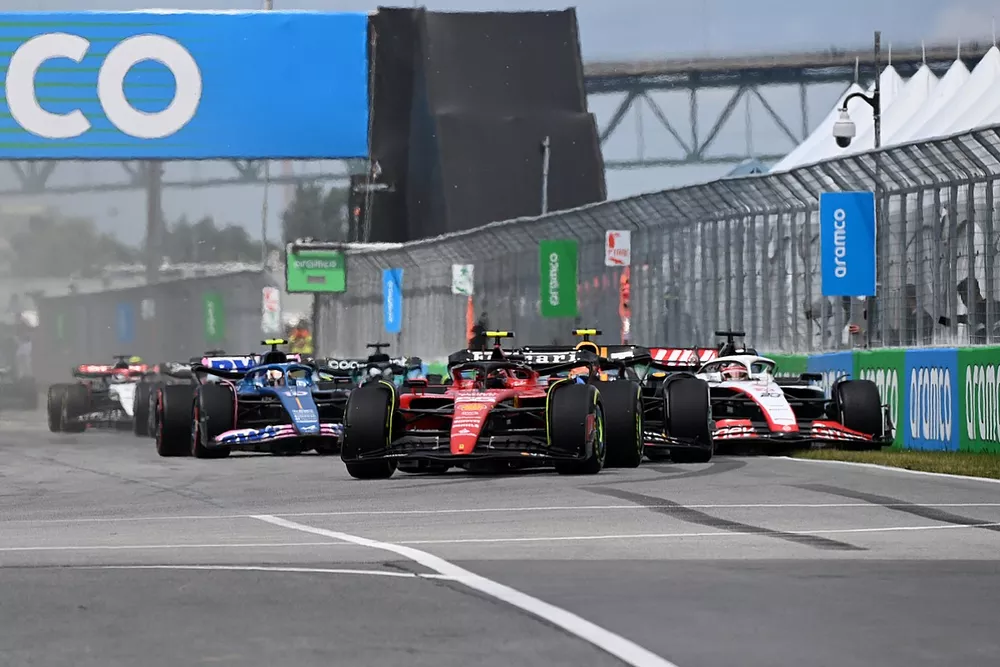 Carlos Sainz, Ferrari SF-23, Sergio Perez, Red Bull Racing RB19, Kevin Magnussen, Haas VF-23