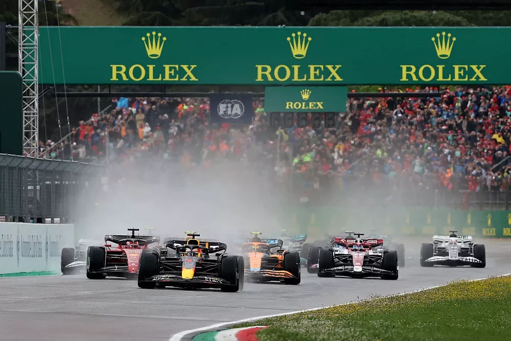 Max Verstappen, Red Bull Racing RB18, Charles Leclerc, Ferrari F1-75, Lando Norris, McLaren MCL36, Valtteri Bottas, Alfa Romeo C42, el resto del campo en la salida
