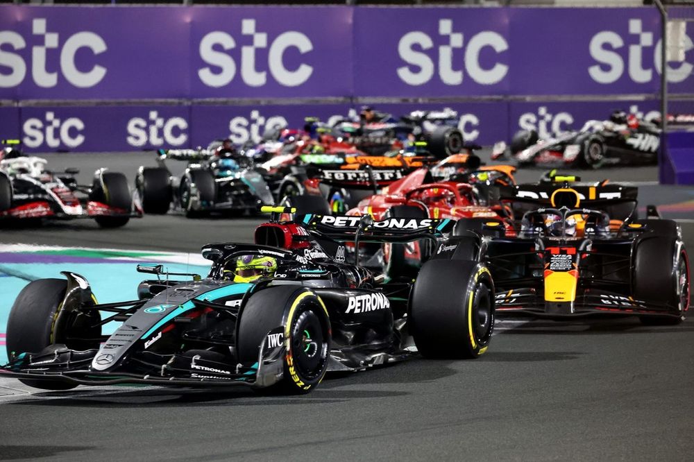 Lewis Hamilton, Mercedes F1 W15 Sergio Perez, Red Bull Racing RB20 